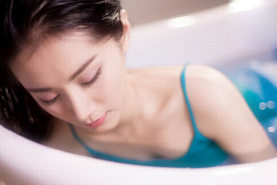 吊带蓝裙美女浴室湿身性感写真