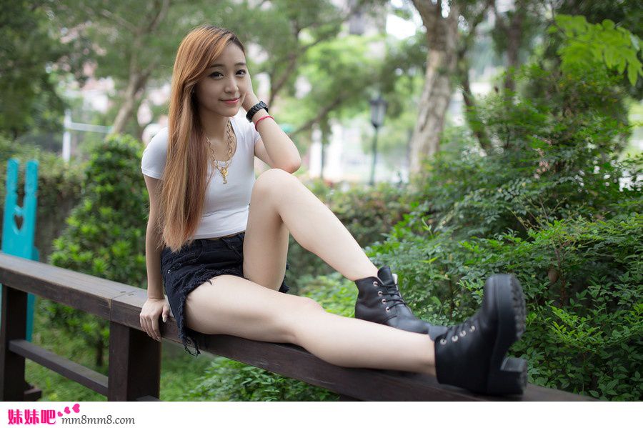 街拍清纯美眉清新动人姿态