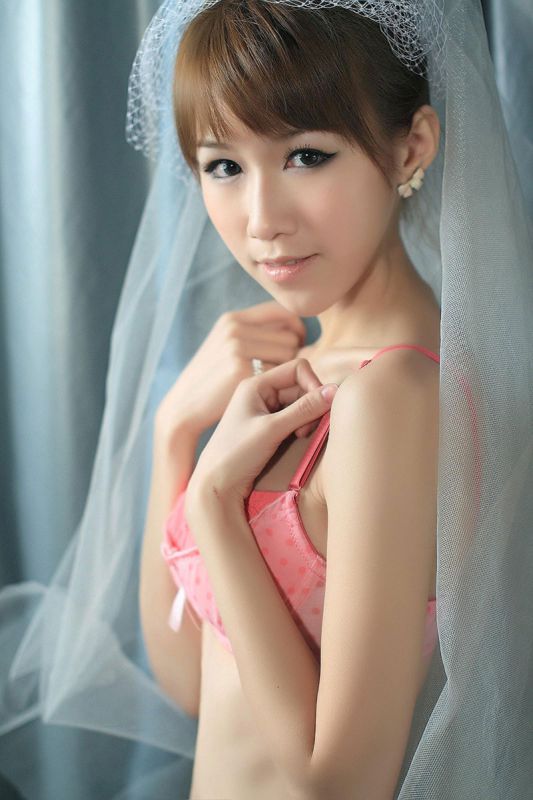 萌妹子私房上演大胸诱惑迷人写真