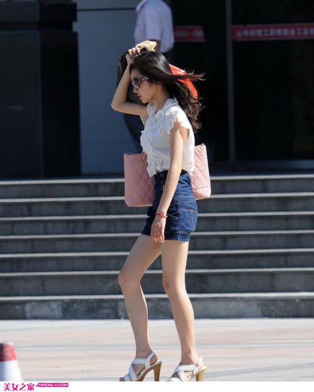 夏日时尚美女街头迷人写真
