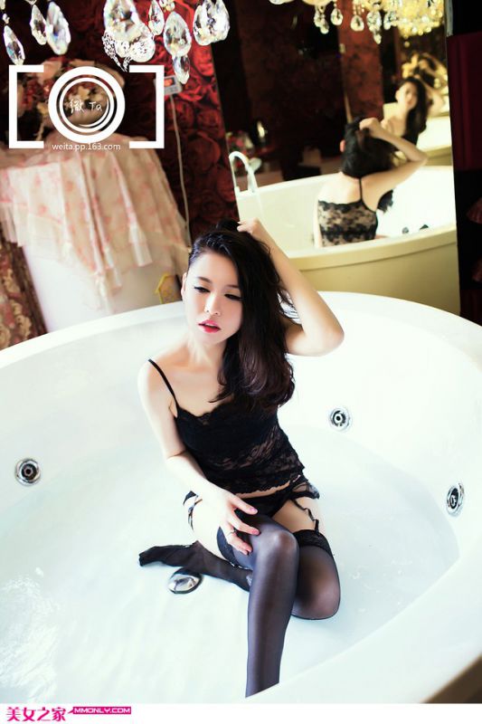 美女黑丝迷人浴缸湿身照