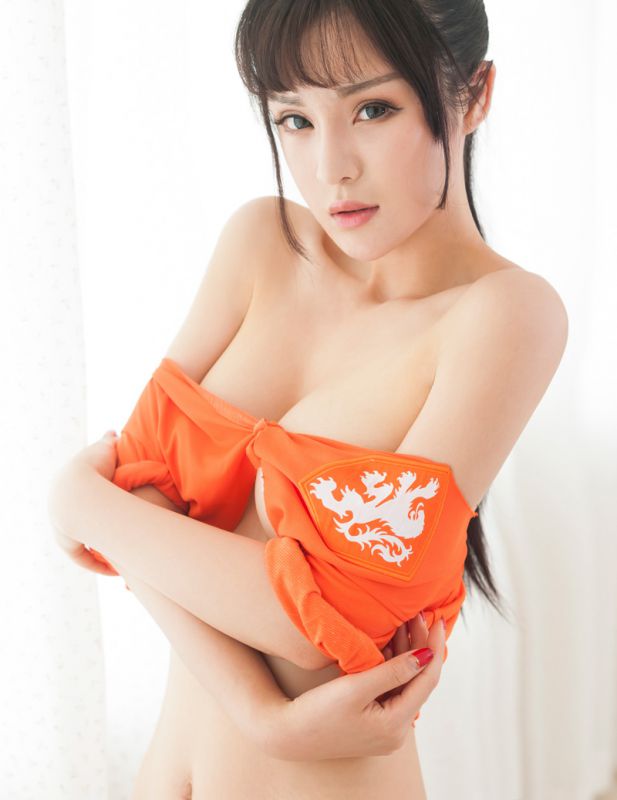 爆乳足球宝贝性感迷人写真