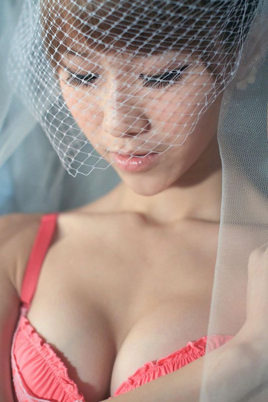 萌妹子私房上演大胸诱惑迷人写真