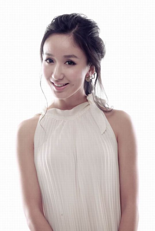 娄艺潇甜美可人高清写真