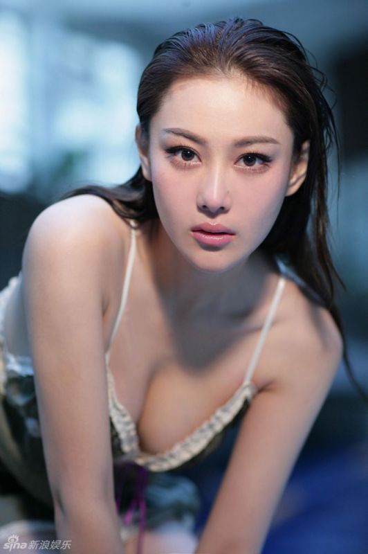 爆乳萌妹子张馨予湿身比基尼诱惑写真