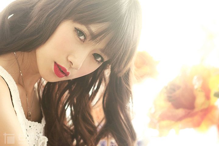 花丛中的大胸萌妹子性感写真