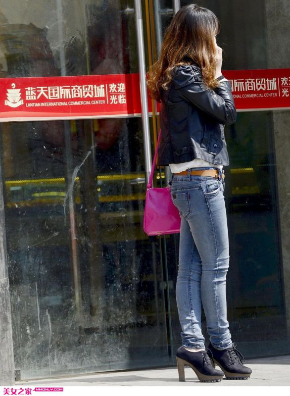 街拍牛仔裤MM高清图集