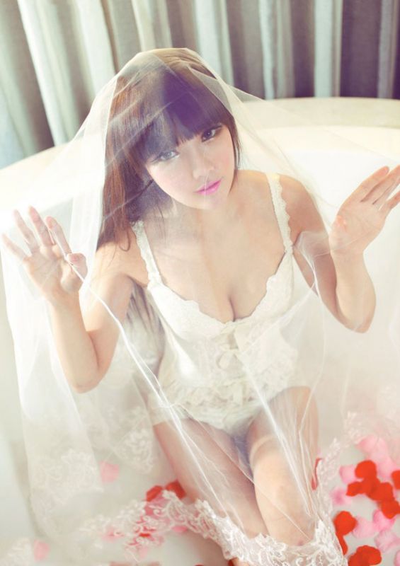 清纯妹子浴室美臀白纱梦幻写真