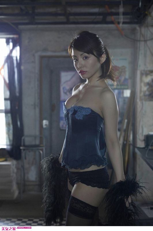 惊艳女优森崎友o优上演黑丝撩人写真