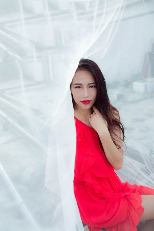 白纱红裙美女性感诱惑写真