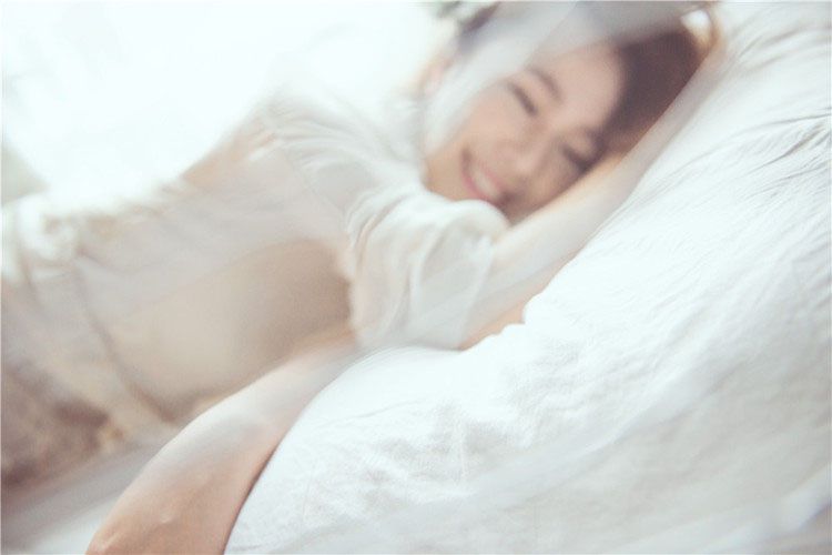 美臀少女迷人床上诱惑