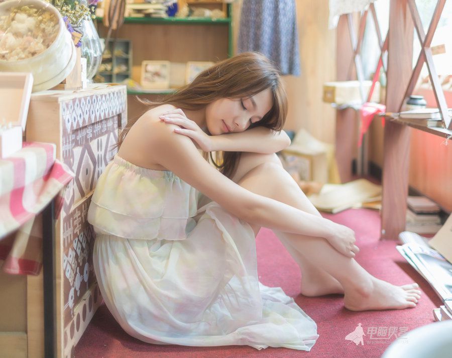 裹胸短裙小美女清新迷人写真