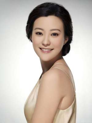 美女明星郝蕾拍摄写真展现性感女人味