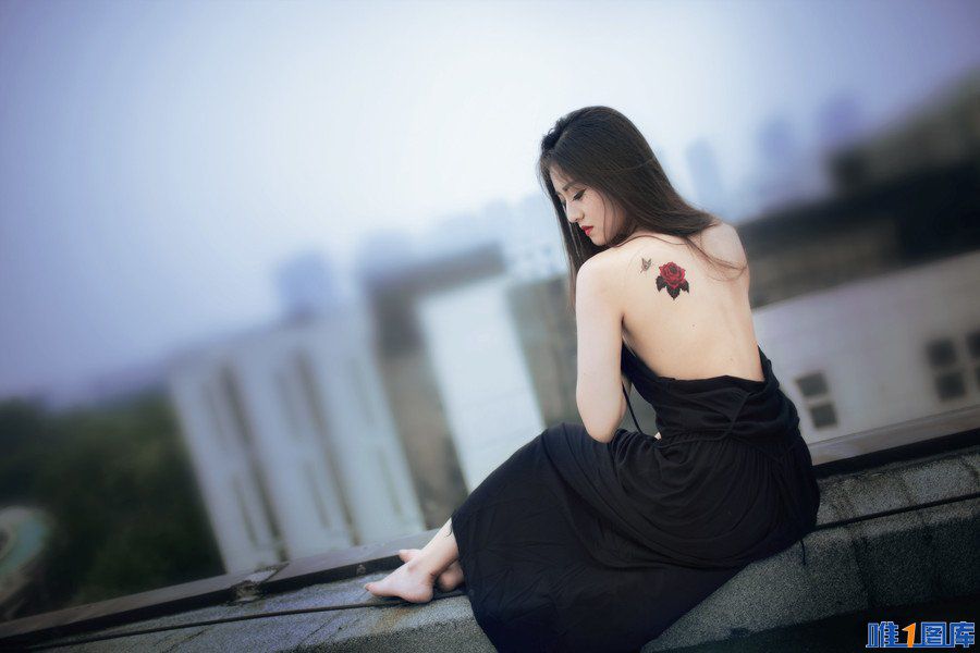 黑色性感长裙美女天台冷艳写真