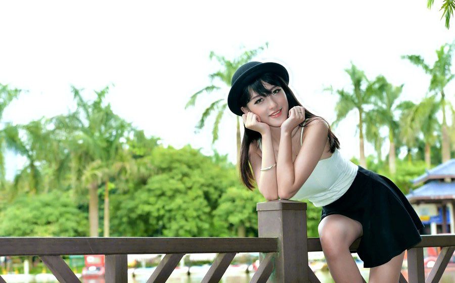 吊带短裙校花小清新迷人写真