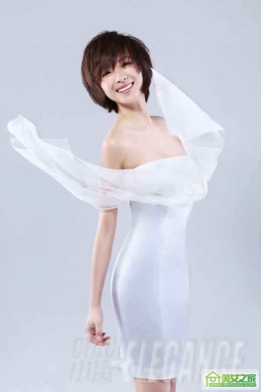 裹胸白裙女神万茜甜美写真