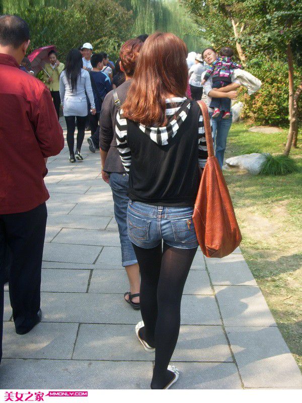 养眼的90后黑丝美女街拍写真