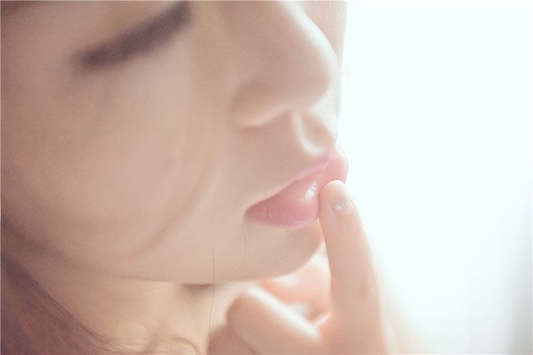 美臀少女迷人床上诱惑