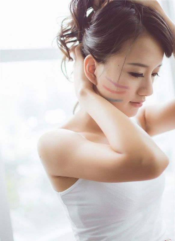 吊带裙萌妹子私房秀美腿写真