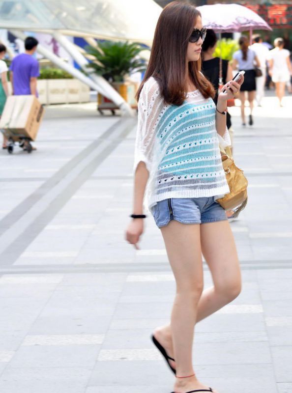 街拍美女时尚热裤美腿图片