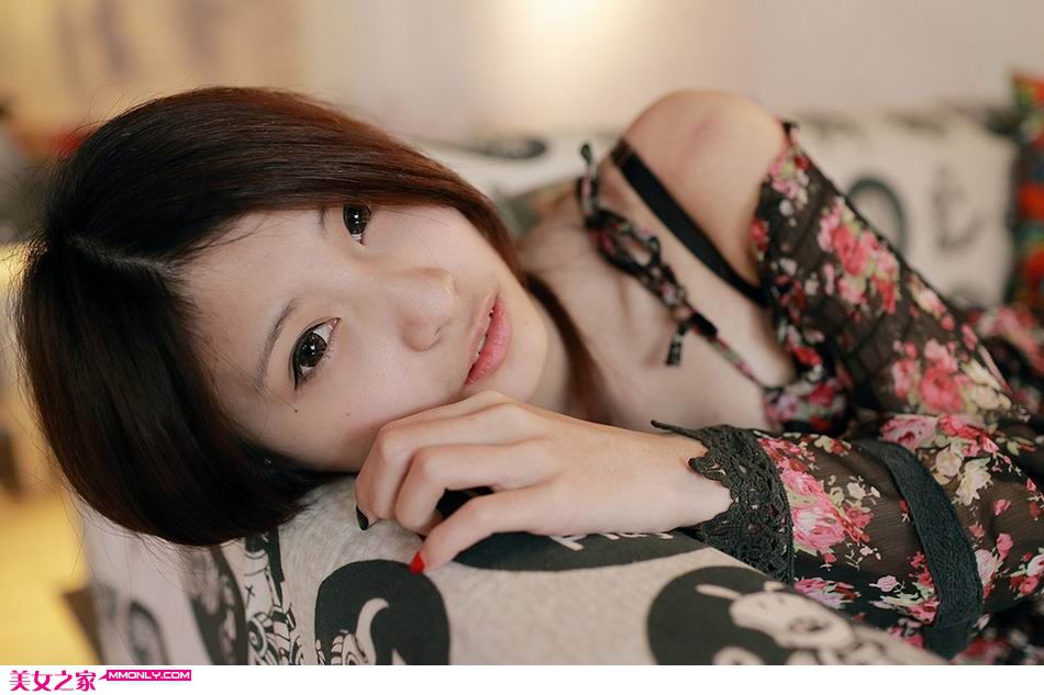 清纯萌妹子邂逅咖啡屋