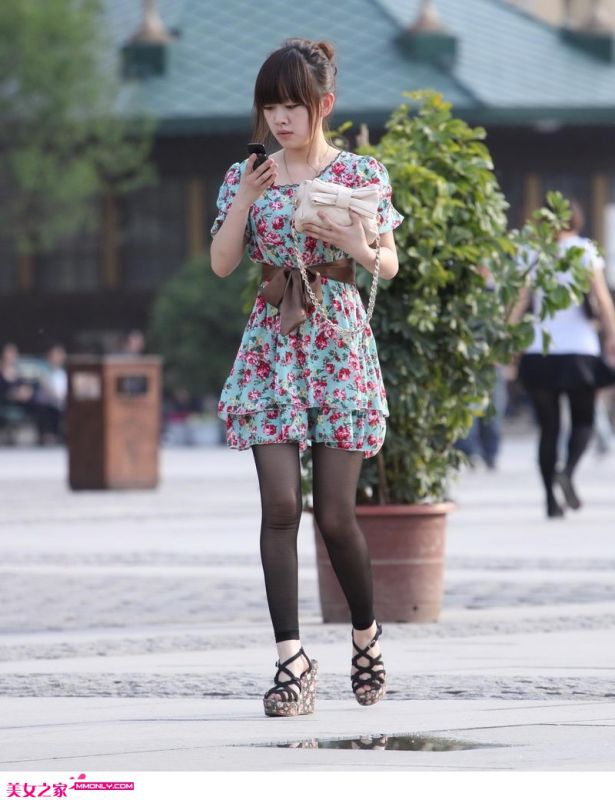 广场街拍长裙黑丝美女