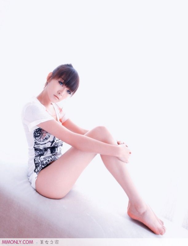 90后美女居家诱人爆乳自拍照