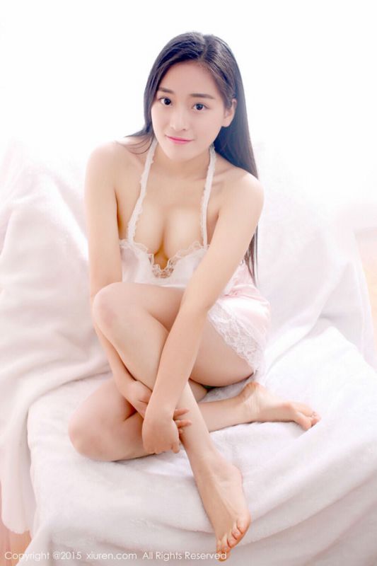 大胸美女私房大胆半裸睡衣写真