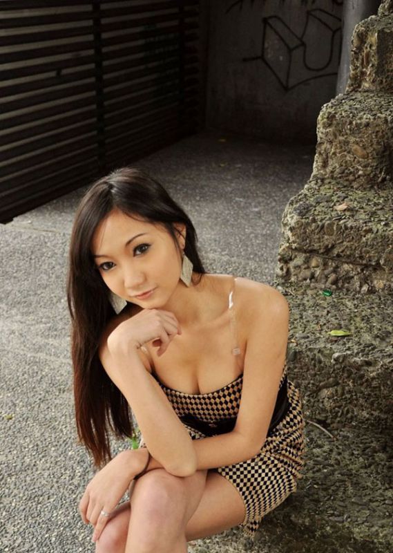 丝袜美腿美女Tina街拍时尚大方充满魅力