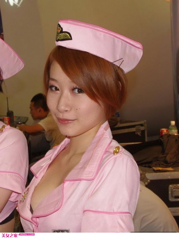 街拍90后性感美女护士诱人写真