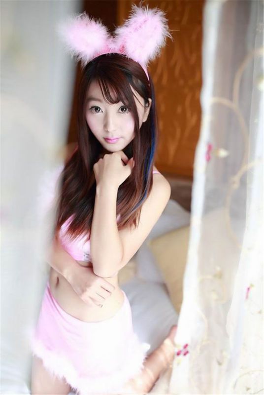 清纯可人演绎粉嫩兔女郎大秀迷人大胸