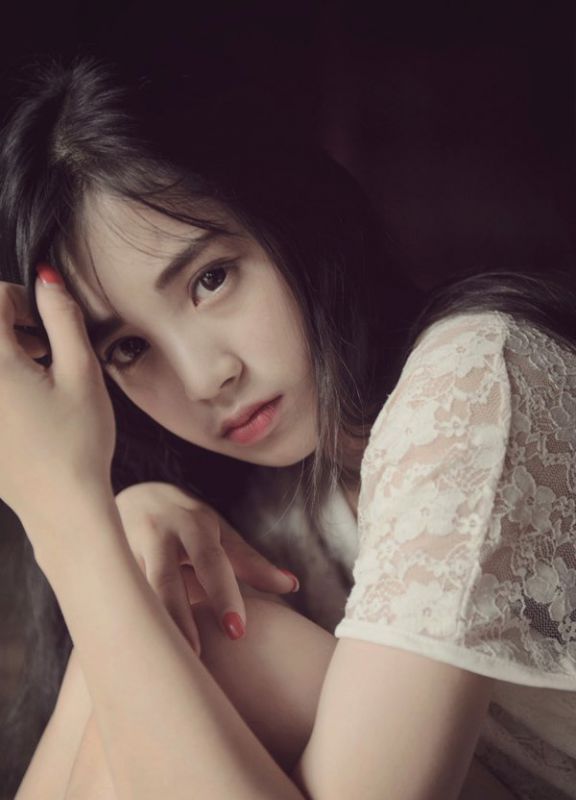 白色蕾丝裙萌妹子清纯写真