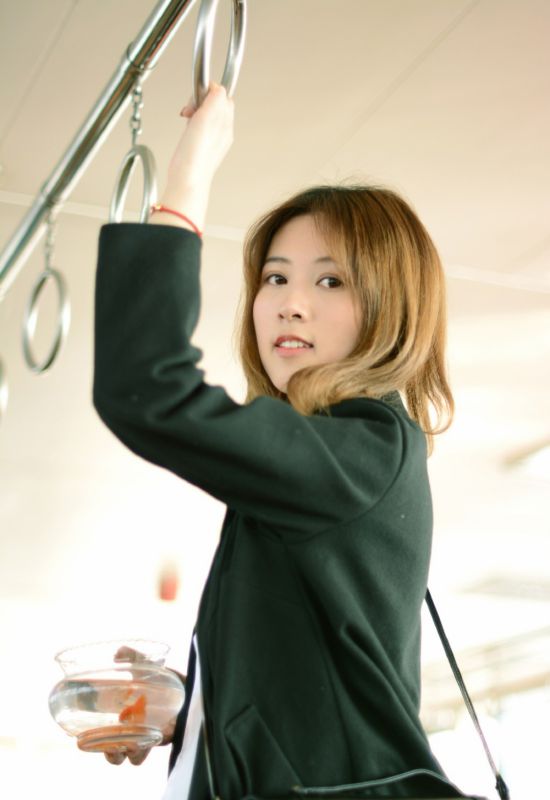 美女大学生短裙黑丝制服诱惑户外阳光写真
