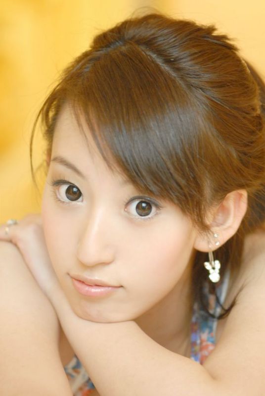 丰满大胸萌妹子床上诱人写真