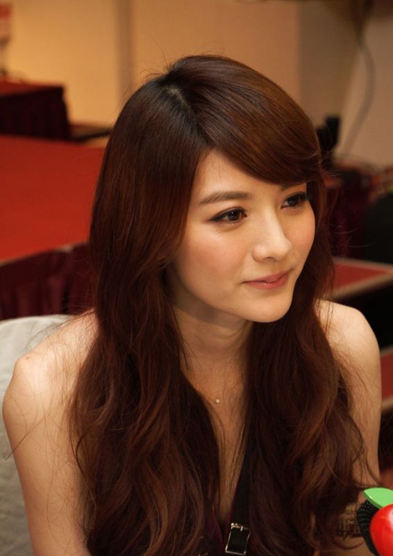 吴亚馨性感爆乳迷你短裙大晒完美身材