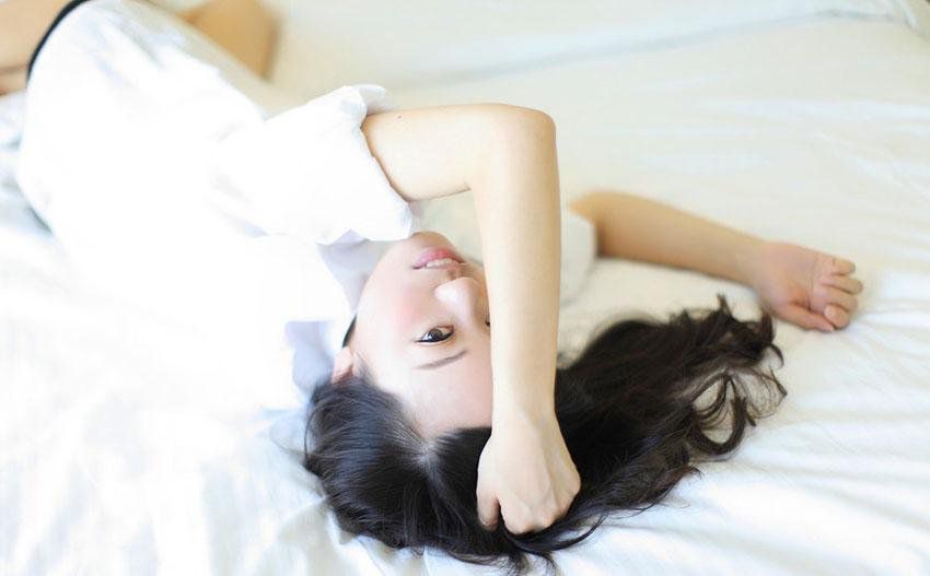 纯白萌妹子私房秀美腿写真