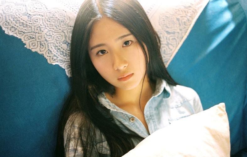 甜美萌妹子室内迷人写真