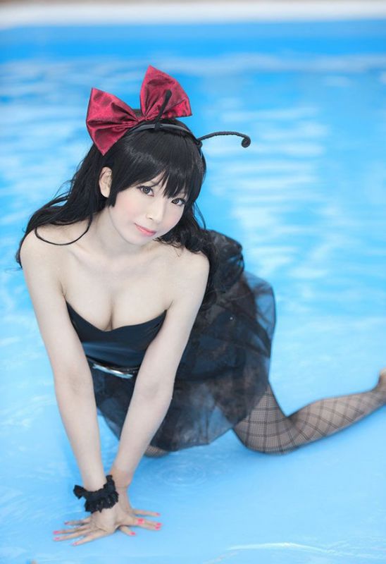 肤白貌美大眼长腿美女极具暧昧诱惑