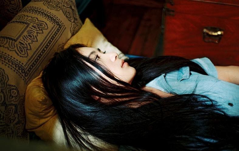 甜美萌妹子室内迷人写真