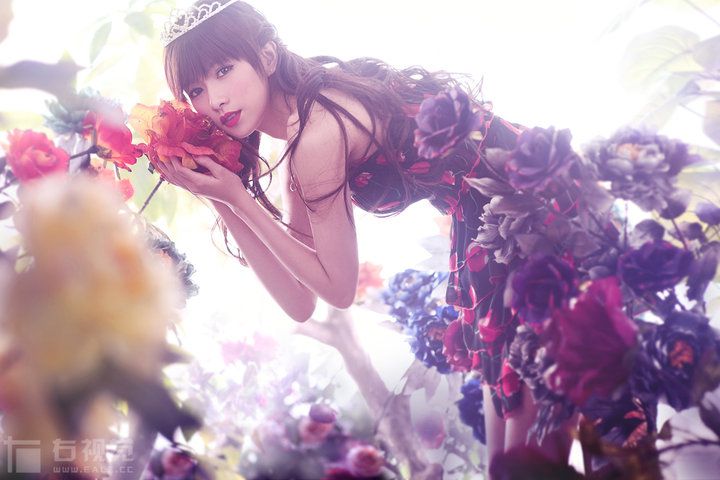 花丛中的大胸萌妹子性感写真