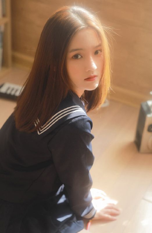 日本校园美女水手服学生妹丝袜诱惑室内图片
