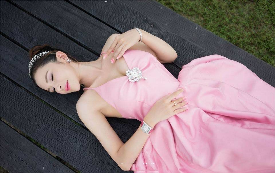 小清新美女粉色连衣裙惊显傲人爆乳