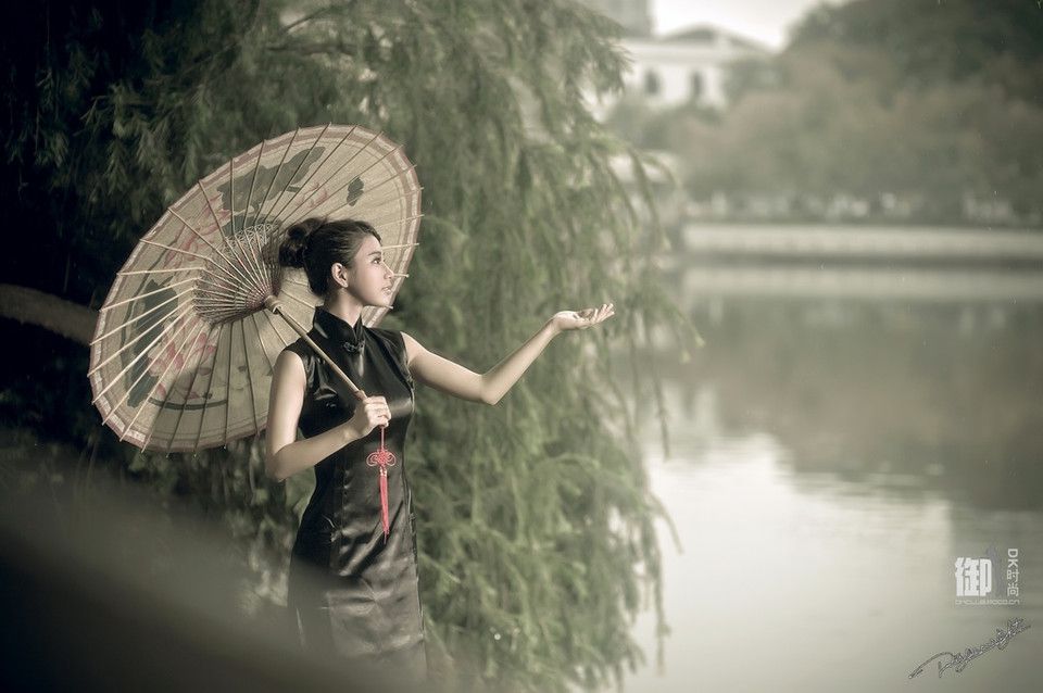 古典旗袍美女荷塘月色中唯美写真图片