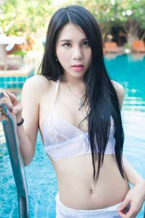 清纯美女春日泳池美臀薄纱性感写真