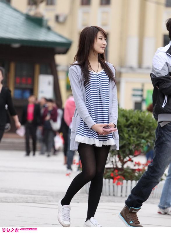 短裙丝袜美女街头写真