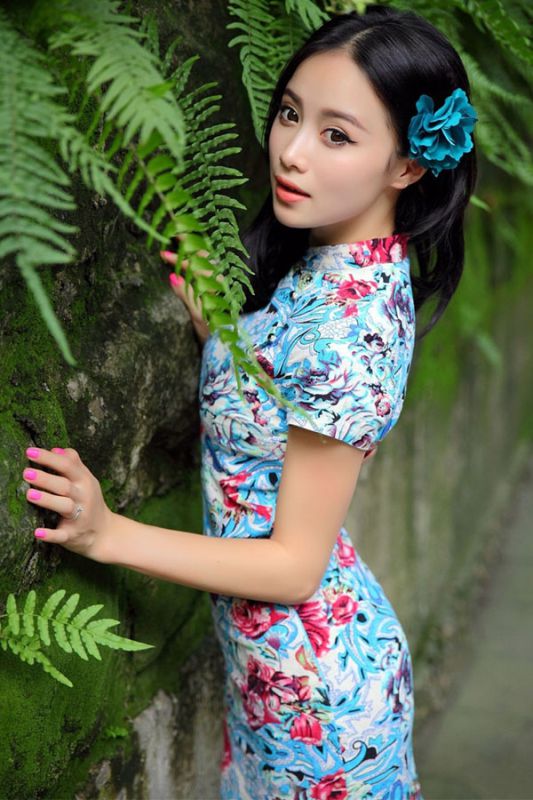 复古旗袍美女户外美臀清凉写真