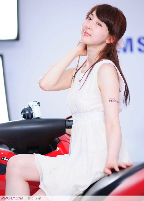 韩国嫩模李佳娜车展高清写真