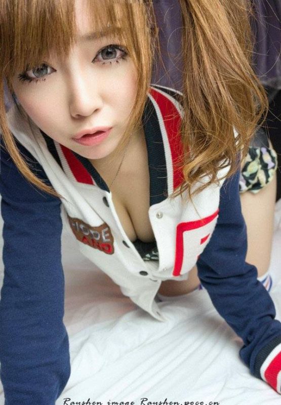 性感可爱萌妹子酥胸迷人写真