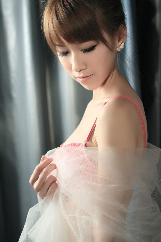 萌妹子私房上演大胸诱惑迷人写真