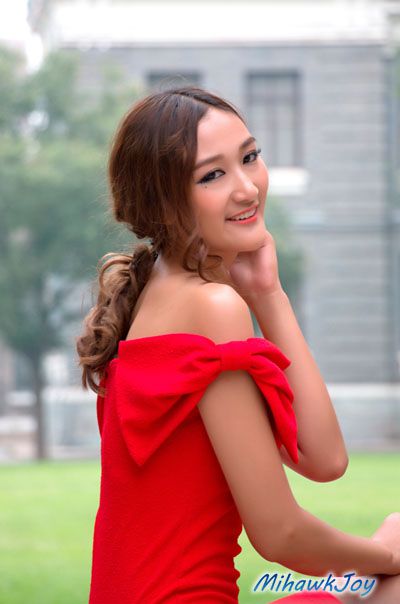 妖娆红裙美女美臀长腿写真